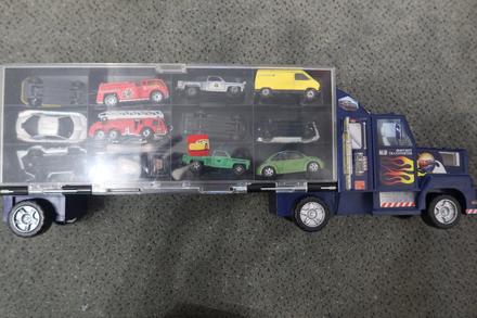 Náklaďák s autíčkami,