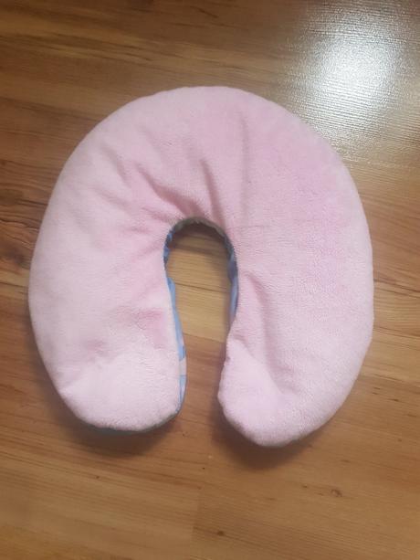 Guličkami plnený nákrčník/vankúš aj pre malé dieťa,