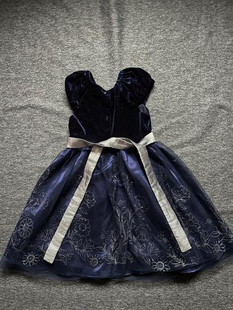 Zamatové šaty, 116