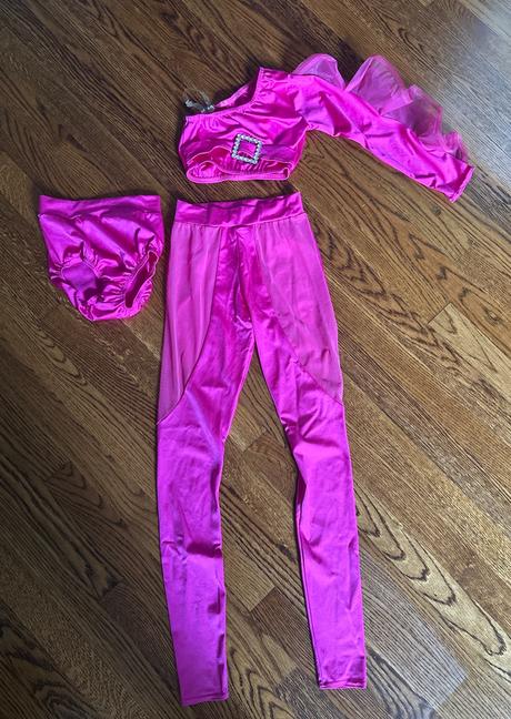 Tanečný kostým, 128