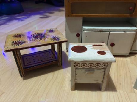 Starý nábytok pre bábiky, 