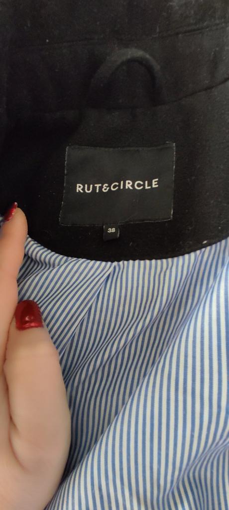 Dlhý čierny kabát, m