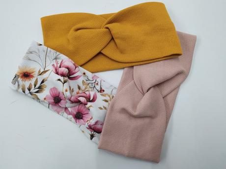 Čelenka z rebrovaného úpletu,