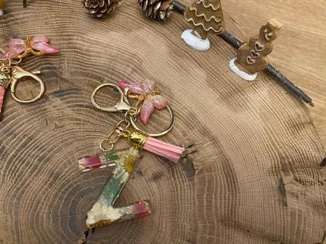 Ručne vyrobené živicové kľúčenky, 