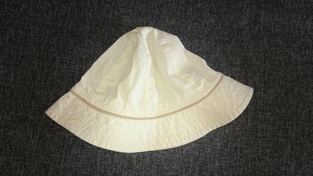 Béžový klobúčik, 80