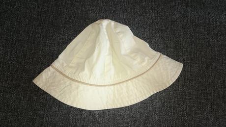 Béžový klobúčik, 80