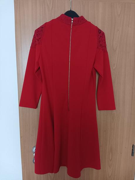 Pekné červené šaty s čipkou, m