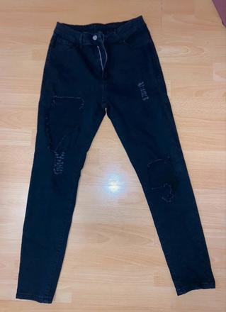 Roztrhané džínsy, m