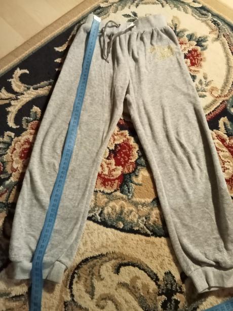 Velúrové tepláčiky so zlatým nápisom, 110