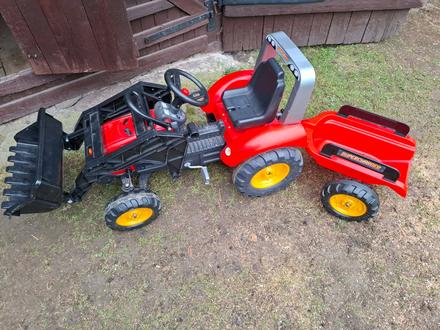 Detský šliapací traktor s vlečkou a nakladačom, 