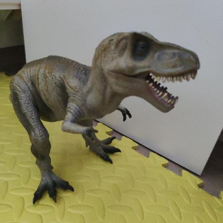 Velky dinosaurus hybe rukami nohami,