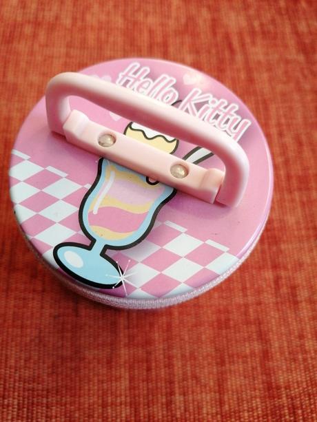 Korálky v dóze hello kitty,