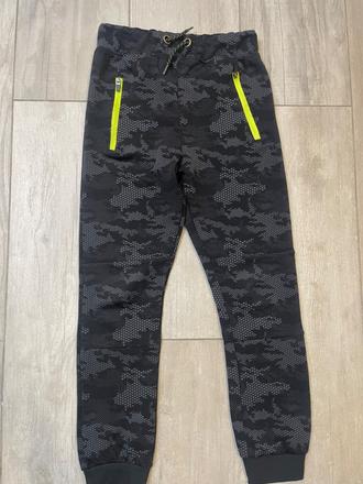 Športové tepláky, 128