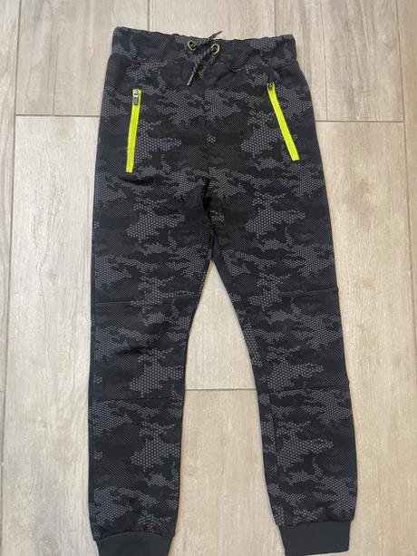 Športové tepláky, 128