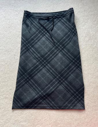 Dámska zimná sukňa mierne pod kolená, s