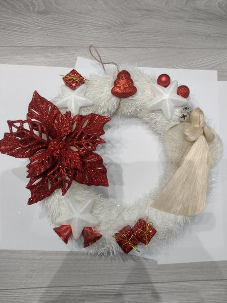 Veľká zbierka červených vianočných ozdôb,