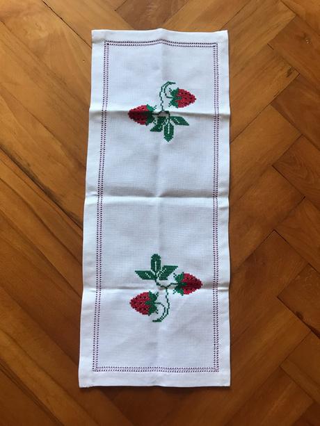 Vyšívaný obrúsok - jahody,