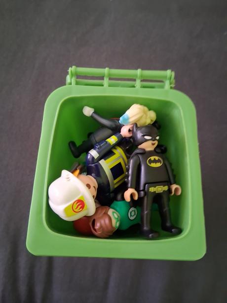 Odpadkovy kos a figurky, 