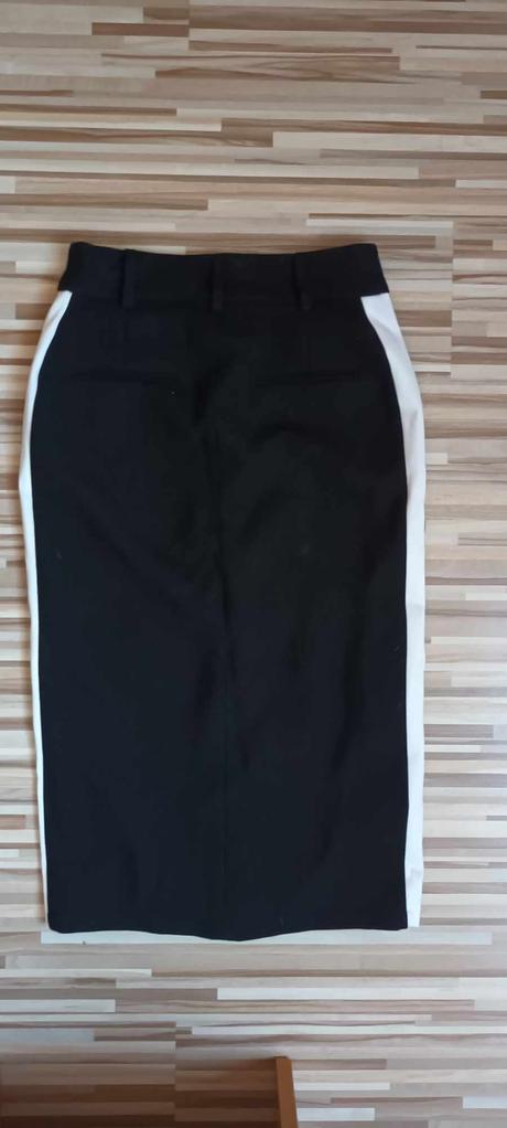 Sukňa podšívkovaná zn. idano, 38