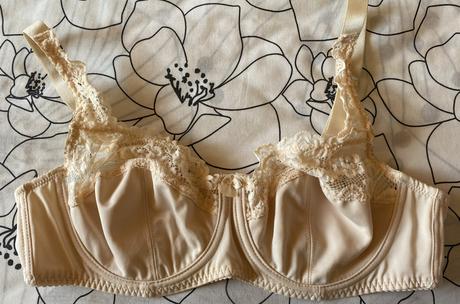 Podprsenka s kosticami a čipkou 90c, 90c