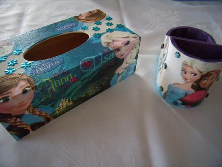 Drevený zásobník+stojan- frozen//princezny,