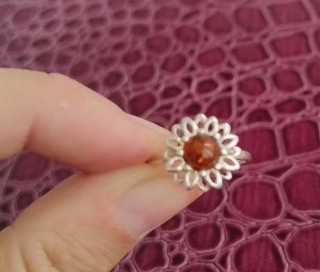 Strieborný jantárový prstienok v tvare slnečnice,