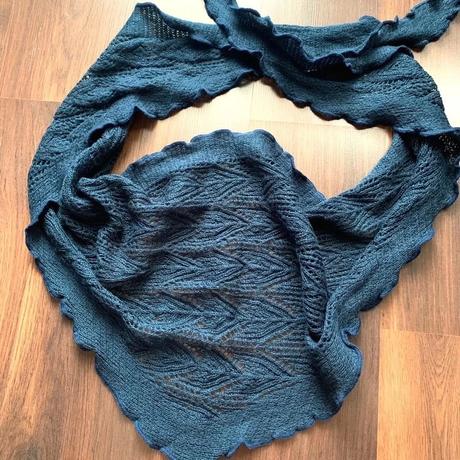 Tmavomodrý šál mavi, 