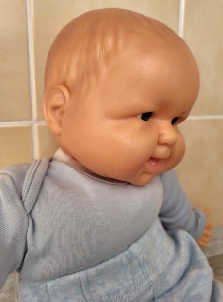 Bábika s hnedými očami a s príslušenstvom, 