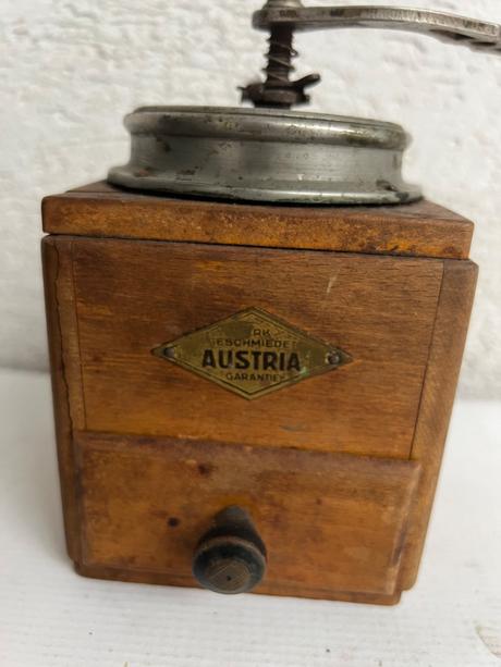 Starozitny dreveny mlyncek na kavu,