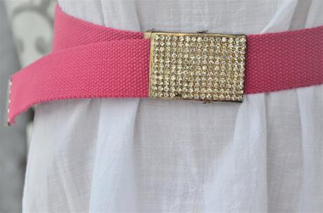 Cyklaménový opasok s trblietavou prackou, 