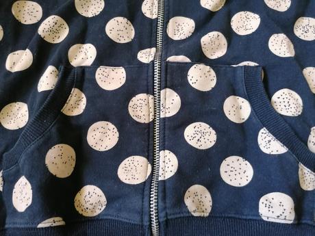 Bodkovana mikina, 158