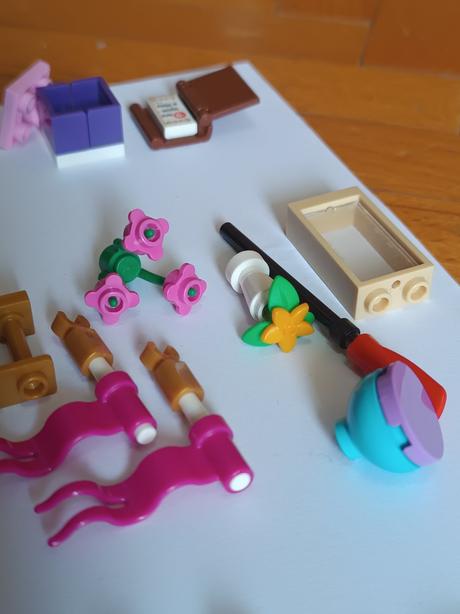 Lego postavička, lego doplnky, farebné vlasy, 