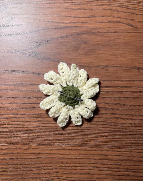 Háčkovaná brošňa kvet,