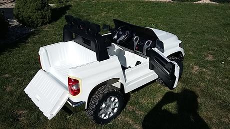 Auto pre dve deti zn.toyota ekektrické,