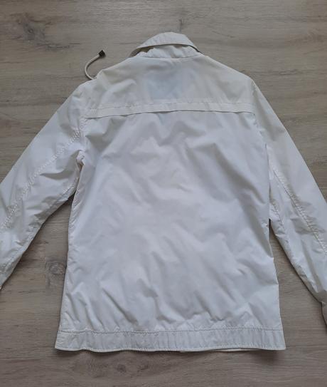 Nepremokavá bunda, 40
