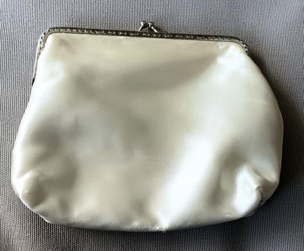 Saténová kabelka do ruky, 