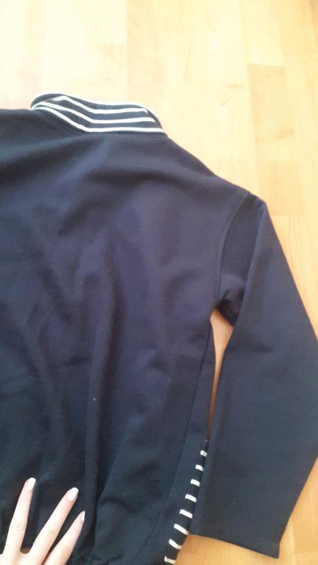 Tmavomodrý sveter, 158