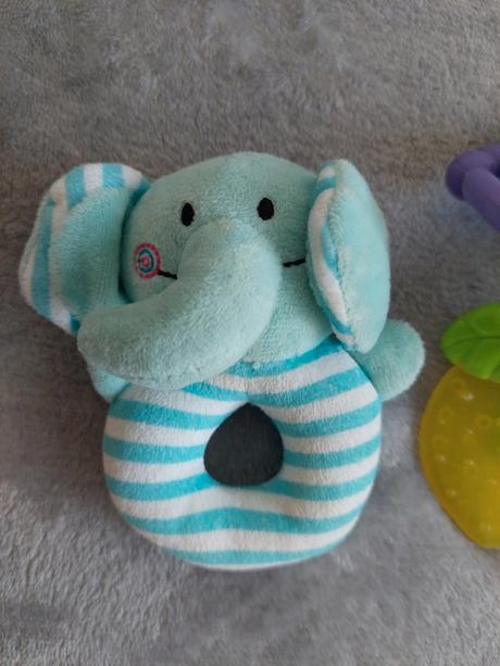 Hrkálka sloník a hryzátka ovocie,