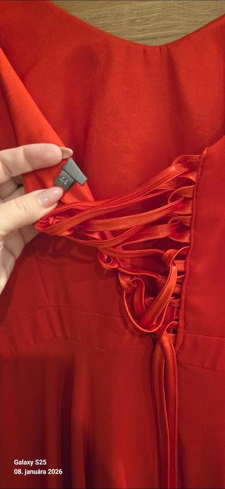 Červené šaty, 44