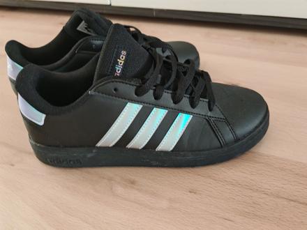 Adidas yenisky nove s menivymi pasikmi, adidas,37