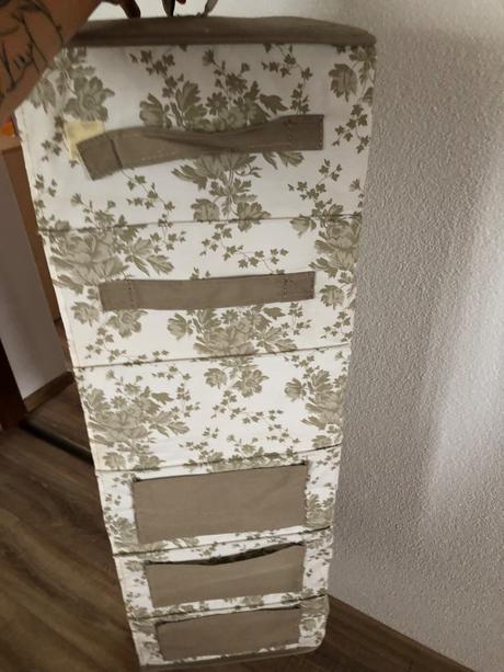 Skladacia políčka na zavesenie,