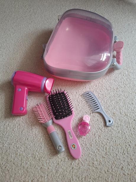 Kufrik s kadernickym prislusenstvom,