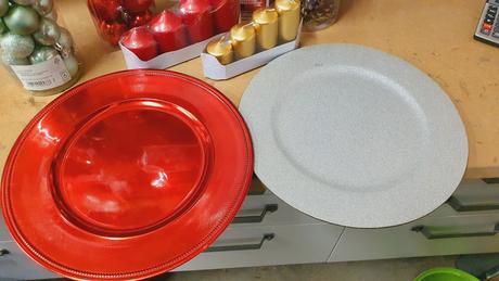 Dekorácie + sviečky + pohár + 2x tanier, 