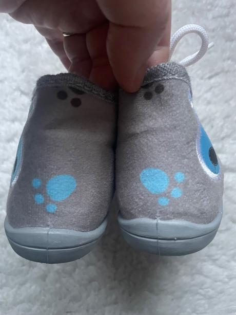 Sede clenkove topanky psikovia, 24