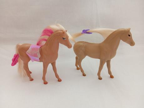Plastové koníky s hrivou, 