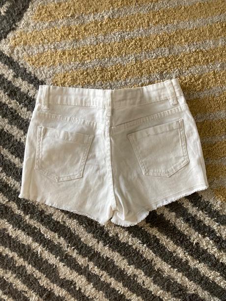 Biele kraťase yfk, 146