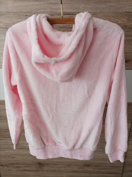 Ružová mikina, 158