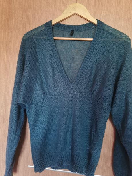 Svetrík s hlbokým výstrihom, benetton,l