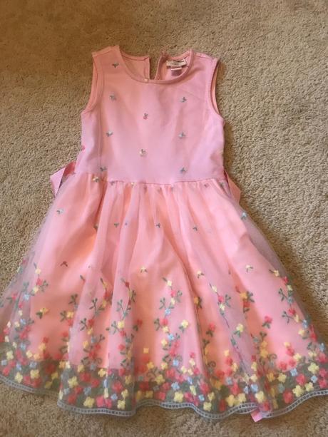 Vyšívané šaty, 122