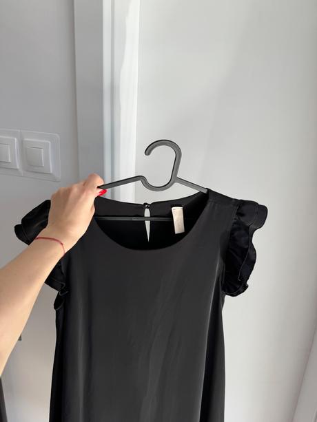 Čierne satenove šaty, s